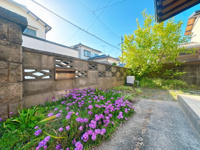 【庭】 | 古賀市谷山中古戸建 | 建物がコンパクトな分、お庭を広く活用できるメリットも。家庭菜園やウッドデッキ、趣味のガレージなど、「外の暮らし」を充実させたい方に最適です。