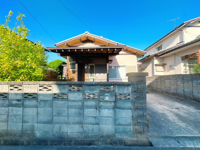 【外観】 | 古賀市谷山中古戸建 | 駅から少し離れるからこそ手に入る、穏やかで静かな住環境。夜は驚くほど静かで、都会の騒音に邪魔されることなく、家族との時間や読書、睡眠を深く味わうことができます。