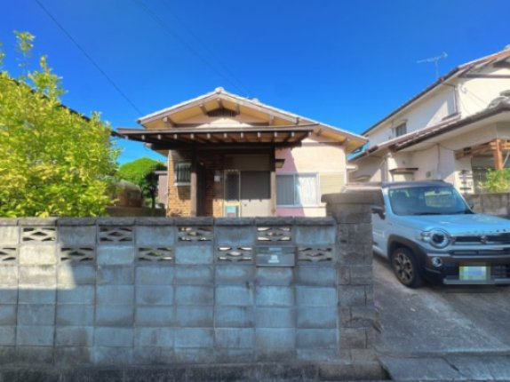 【外観】 | 古賀市谷山中古戸建 | 人通りや車の通行量が少ないため、お子様との歩行やペットとの散歩も安心。まるで専用の庭が広がっているかのような、ゆとりある空気が流れています。