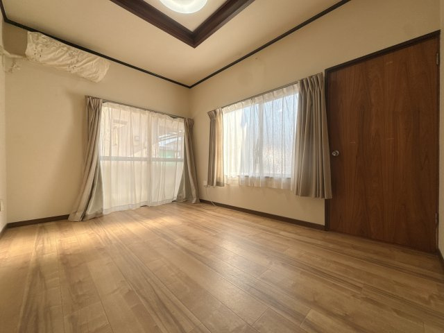 【洋室】 | 古賀市谷山中古戸建 | 「必要なものを必要な分だけ」というミニマルで洗練されたライフスタイルを叶える一軒です。