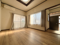 【洋室】 | 古賀市谷山中古戸建 | 独立した部屋がありつつも、家族が自然とリビングに集まる「つながり」を感じる間取りです。どこにいても声が届きやすく、お子様の成長も見守りやすい。