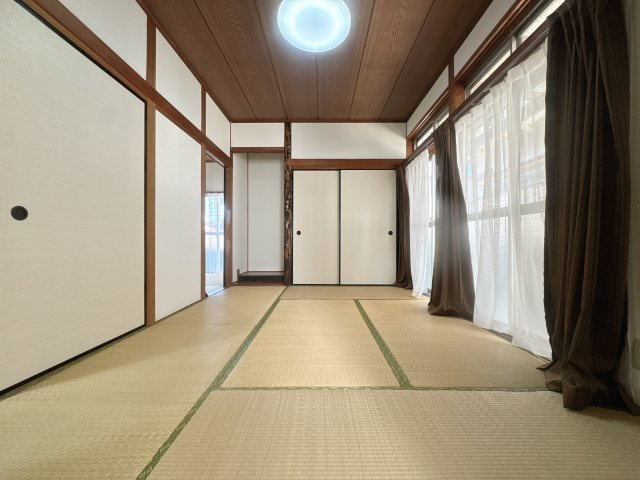 【和室】 | 古賀市谷山中古戸建 | アンティーク家具や古道具との相性も抜群で、自分好みのこだわりの空間作りを楽しめます。