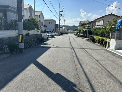 【前面道路含む現地写真】 | 有野台２丁目　新築戸建 | 幅員が広いので駐車も楽々です。