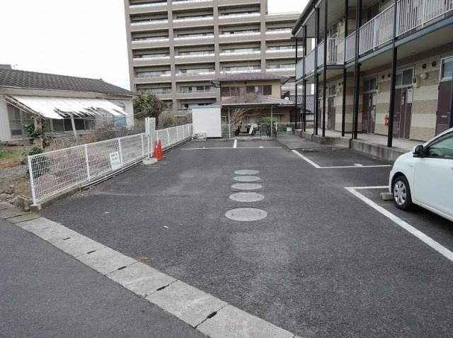レオパレス紅梅の駐車場