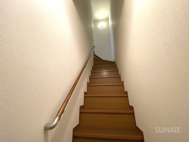 ソレアード Bの内装|手すり付き階段☆彡