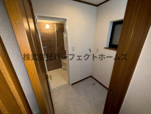 池田1丁目戸建　賃貸の洗面所|ゆったりとスペースのある洗面所 洗濯機置場