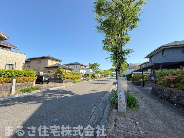 まなび野2丁目　中古戸建の前面道路含む現地写真