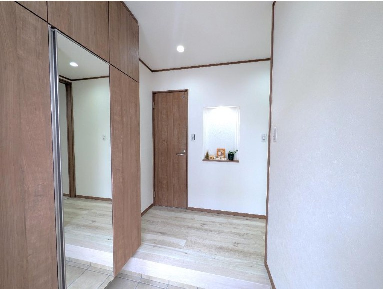 向日市鶏冠井町東井戸の玄関|大きな玄関収納があり、ご家族の靴をたくさん収納できます！