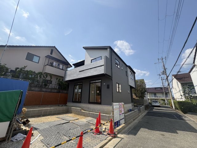 新築戸建　川西市清和台西1丁目の外観|駐車場には並列2台駐車可能♪前面道路広々約4.97ｍあり、車の出し入れもラクラク！