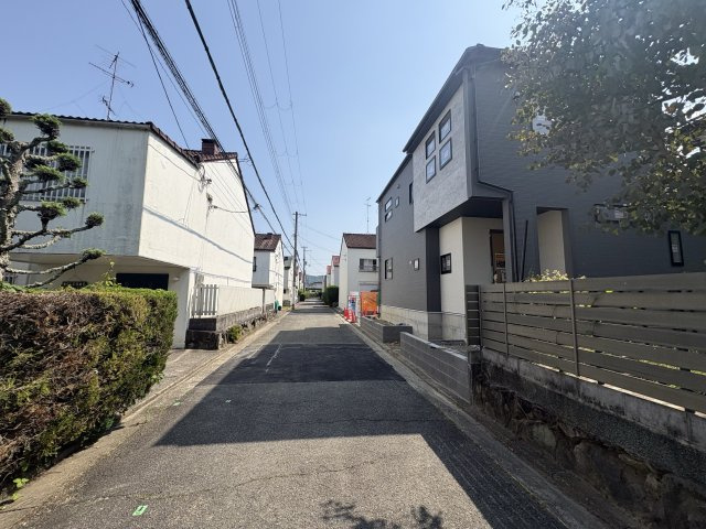 新築戸建　川西市清和台西1丁目の前面道路含む現地写真
