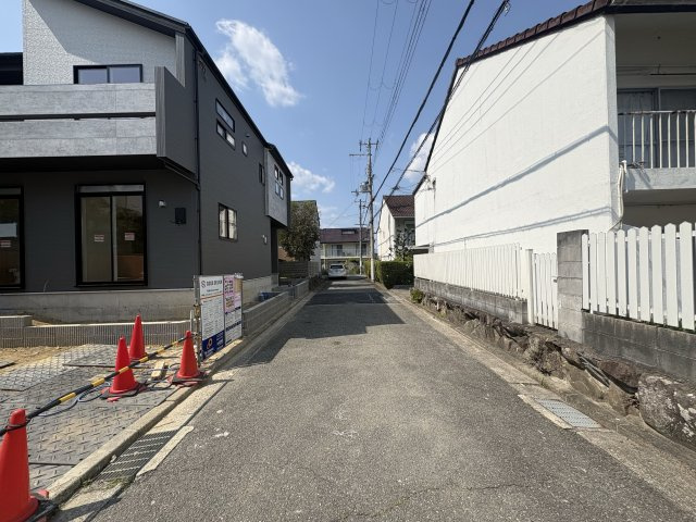 新築戸建　川西市清和台西1丁目の前面道路含む現地写真