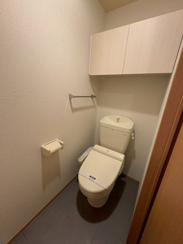 Manoir（マノアールワン）Ⅰのトイレ|ゆったりとした空間のトイレです