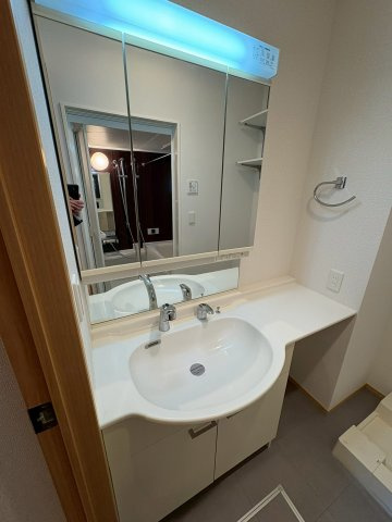 Manoir（マノアールワン）Ⅰの洗面所|明るい洗面所です