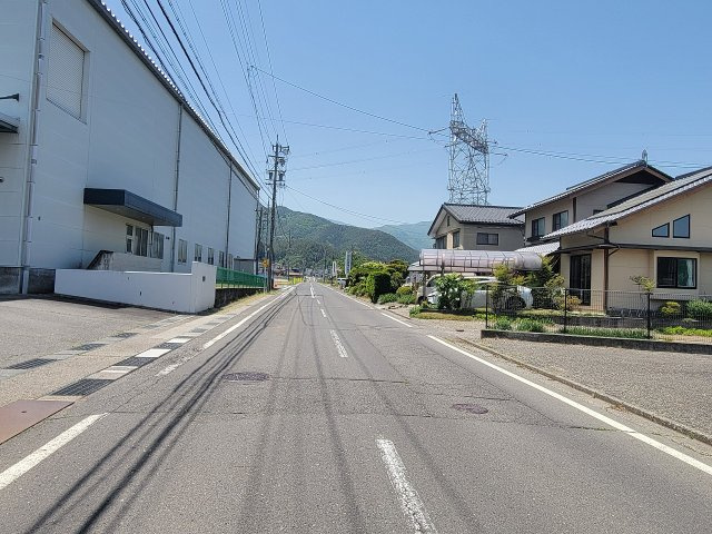 朝日村西洗馬売土地の前面道路含む現地写真