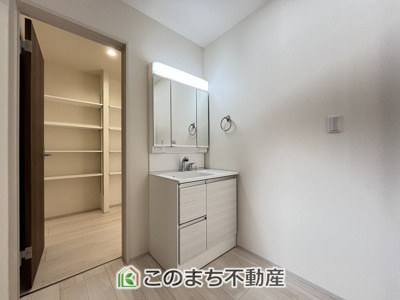 【洗面所】 | LievleGarden.S第2八千代菅谷　1号棟 | 同社施工物件写真。※建具やフローリング、その他仕様が異なる場合がございます。