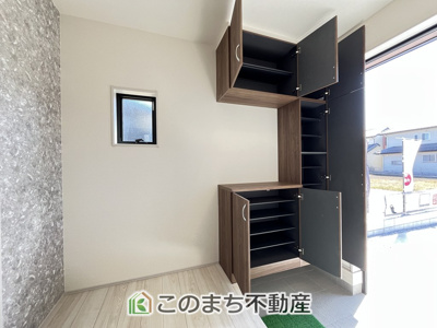 【玄関】 | LievleGarden.S第2八千代菅谷　1号棟 | 同社施工物件写真。※建具やフローリング、その他仕様が異なる場合がございます。