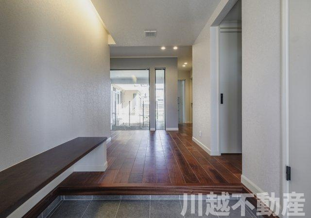 開放感あふれる3面角地　明るいLDK広々38帖の玄関|玄関は広々として、お出かけ準備もしやすいですね