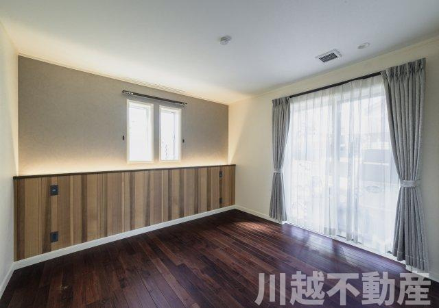 開放感あふれる3面角地　明るいLDK広々38帖の洋室|間接照明で暖かく照らされる、明るい洋室