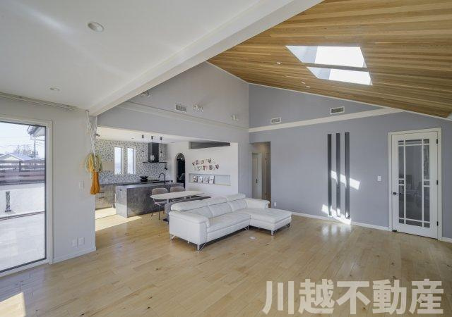 開放感あふれる3面角地　明るいLDK広々38帖の居間・リビング|天井高も高く、開放的な空間で家族の団らんが楽しめます