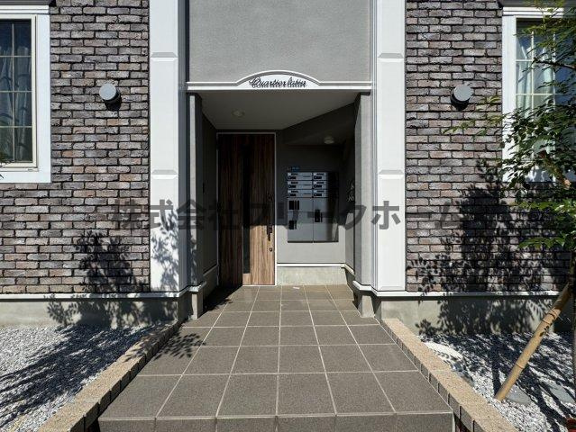 三鷹市井口４丁目のアパートのエントランス