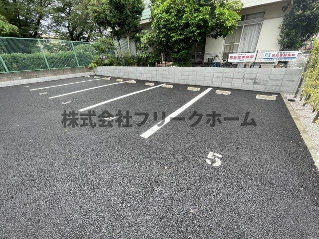 三鷹市井口４丁目のアパートの駐車場