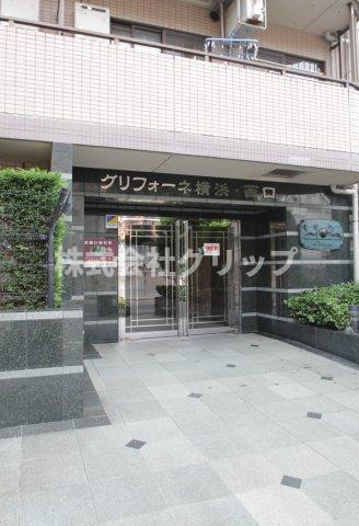 グリフォーネ横浜・西口のエントランス