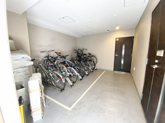 【その他共用部分】 | 屋根付きの駐輪場となっていますので、雨の日でも大切な自転車が濡れずに済みます。