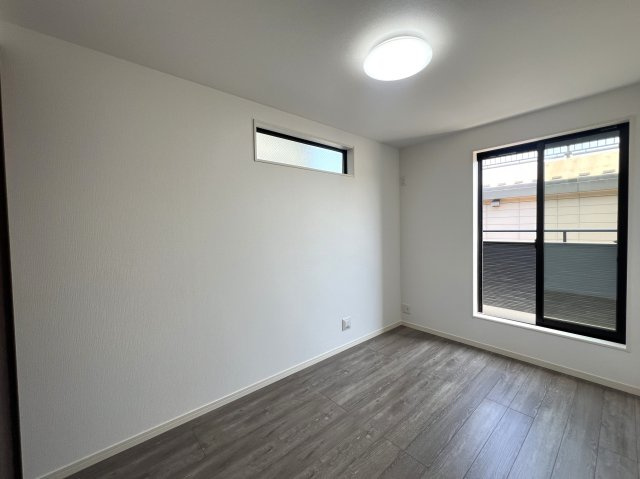 駅距離・良き！住環境・良き！！設備・良き！！！アレもコレもソレも、なとりあえず見て損なし【金沢区六浦南１丁目】新築戸建の洋室|きれいな洋室です