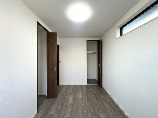 駅距離・良き！住環境・良き！！設備・良き！！！アレもコレもソレも、なとりあえず見て損なし【金沢区六浦南１丁目】新築戸建の洋室|使い勝手のいい洋室です