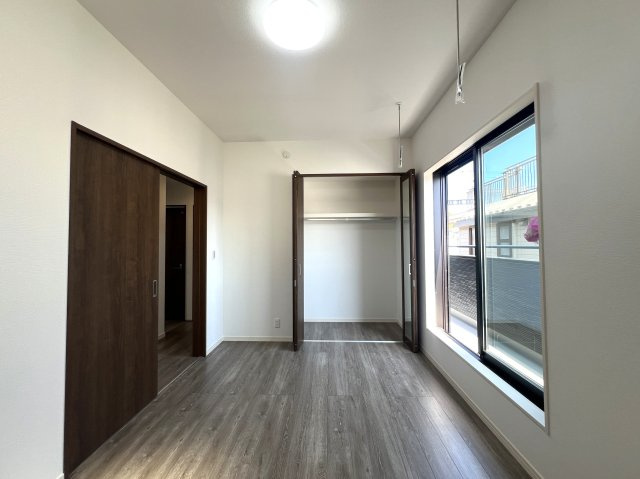 駅距離・良き！住環境・良き！！設備・良き！！！アレもコレもソレも、なとりあえず見て損なし【金沢区六浦南１丁目】新築戸建の洋室|広々とした洋室です