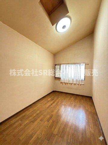 花園東町2丁目中古戸建の子供部屋|お子さんのいるうちは子供部屋に使ってはいかがでしょうか（室内写真は加工により家具等を消しています。）