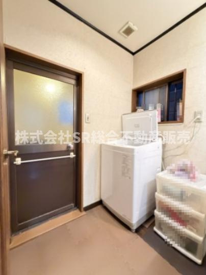 花園東町2丁目中古戸建の脱衣所|室内洗濯機置場もあり清潔感のある脱衣場です♪