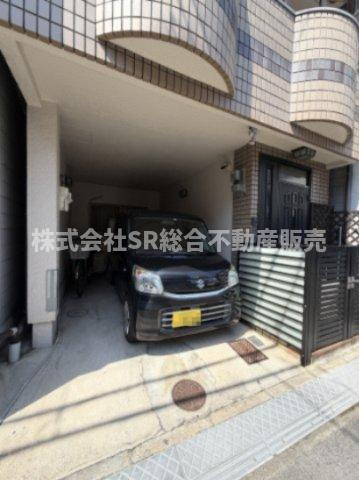 花園東町2丁目中古戸建の駐車場|お車をお持ちの方には必要な駐車場はビルトインガレージ（車種による）で、自転車・バイクも置けます！