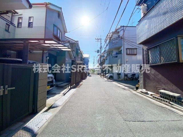 花園東町2丁目中古戸建の前面道路含む現地写真|弊社は、工務店と関係強化を徹底し、世界情勢やナフサショックの影響を受けずに材料確保を行い、納期も遅れることがございませんので、心配ご無用です！お気軽にご相談下さい。
