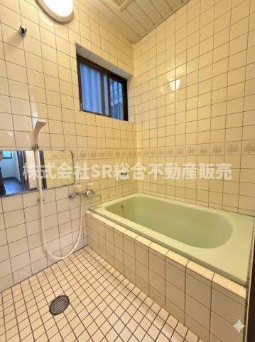 花園東町2丁目中古戸建の浴室|お風呂には窓もあり、換気がバッチリとできます☆（室内写真は加工により家具等を消しています。）