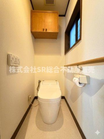 花園東町2丁目中古戸建のトイレ|タンクレストイレです！温水洗浄便座もございます♪（室内写真は加工により家具等を消しています。）