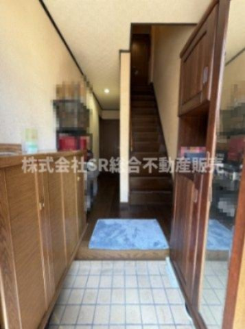 花園東町2丁目中古戸建の玄関|玄関にはシューズボックスもございます！