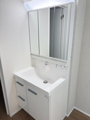 Bloom小倉北区東篠崎1丁目1期　の独立洗面台|三面鏡の裏側までたっぷり収納！洗面台周りをスッキリ保てます。