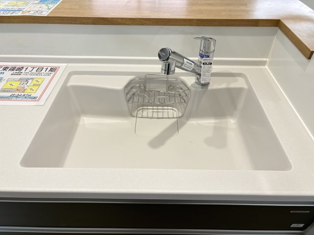 Bloom小倉北区東篠崎1丁目1期　のキッチン|浄水器付き水栓を採用し、快適なキッチン時間をサポートします。