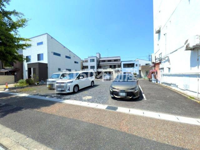 松波ビルの駐車場