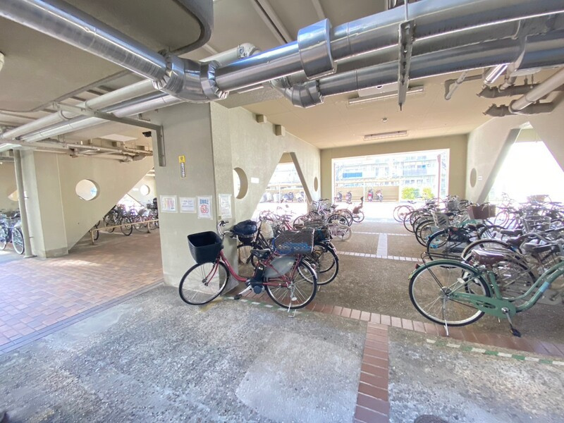 山科市営住宅2号棟の駐車場|駐輪場