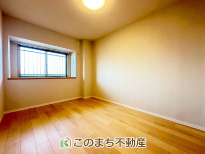 【洋室】 | ポレスター晃望台 | 一人ひとりの大切なプライベート空間。ゆとりある広さで、一人の時間をゆったりと過ごせる安らぐお部屋になるはずです。
