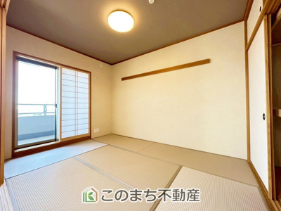 【和室】 | ポレスター晃望台 | LDKに隣接しており、シーンに合わせて一体利用も可能です♪お子様のお昼寝スペースやプレイルーム・家事室・客間など、多目的にお使いいただけます。
