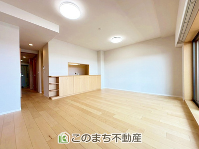 【居間・リビング】 | ポレスター晃望台 | 豊かな光が照らすこの場所は、たわいもない会話を楽しみ、ゆったりとした時間を過ごす場所。家族の日常が刻まれる大切な空間です。
