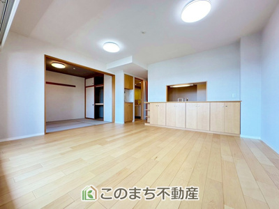 【居間・リビング】 | ポレスター晃望台 | 上質な時間を育む暮らしのメインステージ。
寛ぎとコミュニケーションを育む居心地のよい場所。
家族との時間、自分の時間共に大切にできる空間がここにあります。