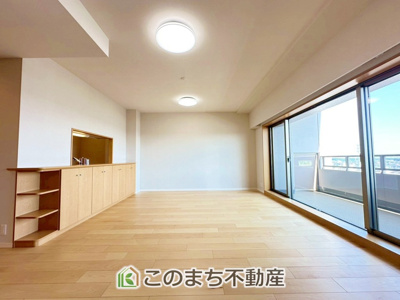 【居間・リビング】 | ポレスター晃望台 | 時間のゆとりと空間、暖かな陽光がもたらす光と風を独占してください。新しい暮らしが始まります。
