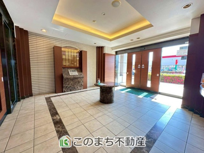 【エントランス】 | ポレスター晃望台 | 綺麗に管理されたエントランス♪居住者はもちろん、ゲストも心地よく迎え入れてくれます！共有部分の状態はマンション選びのポイントの1つ！お洒落で高級感あるデザインで日々の利用も快適に♪
