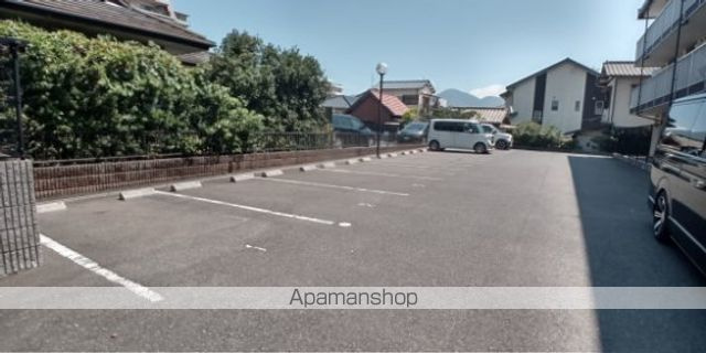 レオパレスマックハウスの駐車場