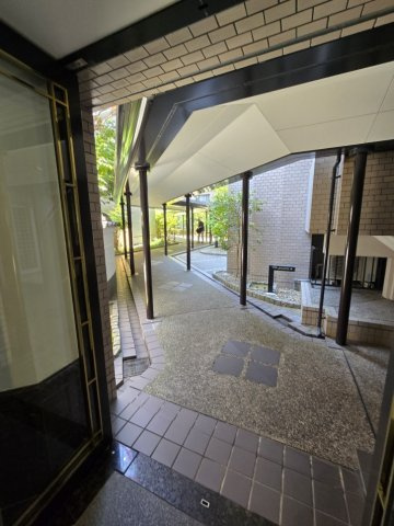 パーク・ハイム宝ヶ池銀杏館の中庭|中庭へつながる通路