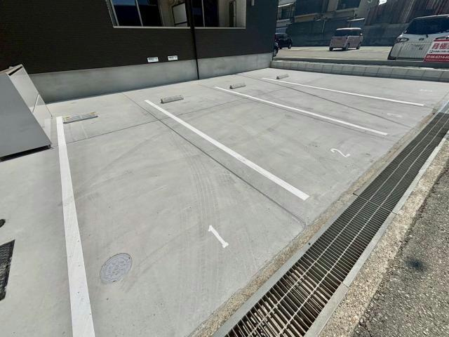 ジーメゾン新在家の駐車場